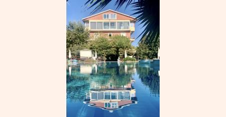 Басейн і готель